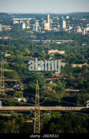 Vista sulla zona centrale della Ruhr, da nord a sud-est, dello skyline del centro di Bochum, con il museo minerario, l'approvvigionamento energetico, le linee elettriche, NR Foto Stock