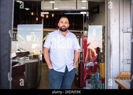 Ramallah, Ramallah e al-Bireh Governatorato, Palestina - 22 2022 luglio: Un giovane imprenditore arabo maschio si trova nel suo ristorante Falafel Foto Stock