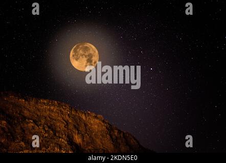 luna nel cielo notturno. Immagine ad alta risoluzione. Luminoso satellite lunare. Foto Stock