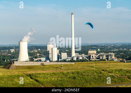 Kiter, deltaplano sul cumulo di scorie di Hoheward, STEAG Combined Heat and Power Plant, alta 130 metri, Herne, NRW, Germania Foto Stock