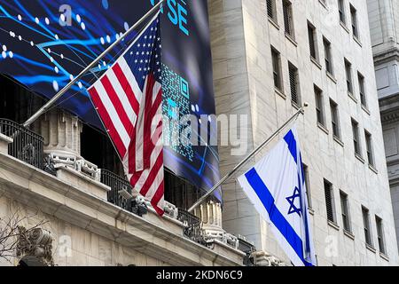 New York, Stati Uniti. 07th Nov 2022. Le bandiere israeliane e americane sono esposte sul fronte della Borsa di New York il 7 novembre 2022 in onore dell'annuale Israel Day alla NYSE. Sull'edificio è appeso anche un banner per l'albero della saggezza. WisdomTree, Inc. Ha suonato la campana di apertura alla NYSE per celebrare il trasferimento della sua quotazione in borsa alla NYSE con il nuovo simbolo del ticker WT e il suo nuovo nome aziendale, WisdomTree, Inc. (Photo by Samuel Rigelhaupt/Sipa USA) Credit: Sipa USA/Alamy Live News Foto Stock