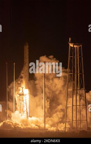 Wallops Island, Stati Uniti d'America. 07 Novembre 2022. Il razzo Northrop Grumman Antares che trasporta la navicella spaziale Cygnus senza equipaggio si lancia in un lancio pre-alba dal Mid-Atlantic Regional Spaceport Pad-0A presso la NASA Wallops Flight Facility, 7 novembre 2022 a Wallops Island, Virginia, USA. Il lancio è la missione di rifornimento merci senza equipaggio 18th di Northrop Grumman alla Stazione spaziale Internazionale. Credit: Danielle Johnson/NASA/Alamy Live News Foto Stock