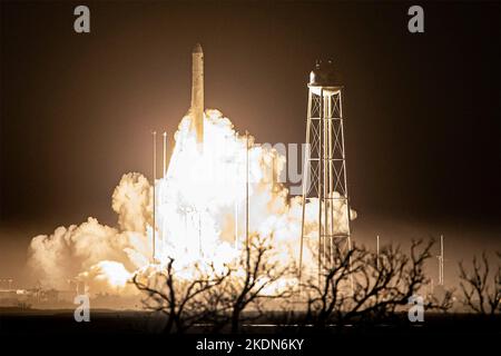 Wallops Island, Stati Uniti d'America. 07 Novembre 2022. Il razzo Northrop Grumman Antares che trasporta la navicella spaziale Cygnus senza equipaggio si lancia in un lancio pre-alba dal Mid-Atlantic Regional Spaceport Pad-0A presso la NASA Wallops Flight Facility, 7 novembre 2022 a Wallops Island, Virginia, USA. Il lancio è la missione di rifornimento merci senza equipaggio 18th di Northrop Grumman alla Stazione spaziale Internazionale. Credit: Terry Zaperach/NASA/Alamy Live News Foto Stock