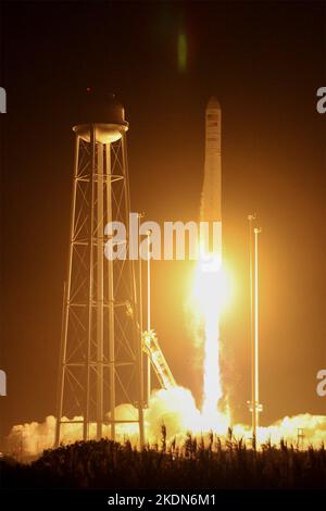 Wallops Island, Stati Uniti d'America. 07 Novembre 2022. Il razzo Northrop Grumman Antares che trasporta la navicella spaziale Cygnus senza equipaggio si lancia in un lancio pre-alba dal Mid-Atlantic Regional Spaceport Pad-0A presso la NASA Wallops Flight Facility, 7 novembre 2022 a Wallops Island, Virginia, USA. Il lancio è la missione di rifornimento merci senza equipaggio 18th di Northrop Grumman alla Stazione spaziale Internazionale. Credit: Kyle Hoppes/NASA/Alamy Live News Foto Stock