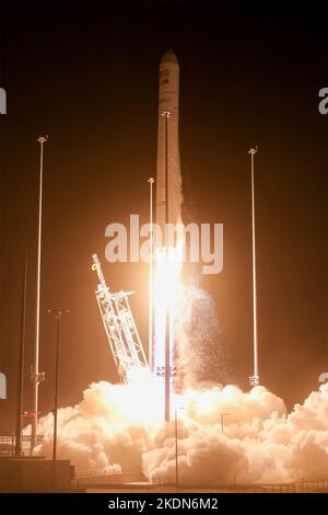 Wallops Island, Stati Uniti d'America. 07 Novembre 2022. Il razzo Northrop Grumman Antares che trasporta la navicella spaziale Cygnus senza equipaggio si lancia in un lancio pre-alba dal Mid-Atlantic Regional Spaceport Pad-0A presso la NASA Wallops Flight Facility, 7 novembre 2022 a Wallops Island, Virginia, USA. Il lancio è la missione di rifornimento merci senza equipaggio 18th di Northrop Grumman alla Stazione spaziale Internazionale. Credit: Kyle Hoppes/NASA/Alamy Live News Foto Stock