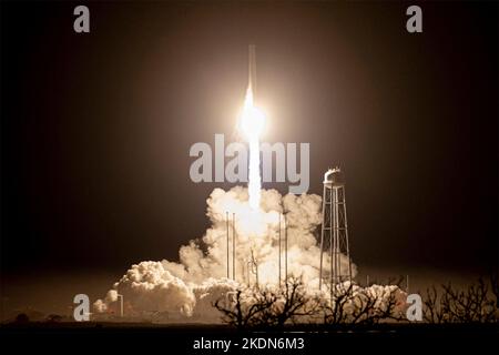 Wallops Island, Stati Uniti d'America. 07 Novembre 2022. Il razzo Northrop Grumman Antares che trasporta la navicella spaziale Cygnus senza equipaggio si lancia in un lancio pre-alba dal Mid-Atlantic Regional Spaceport Pad-0A presso la NASA Wallops Flight Facility, 7 novembre 2022 a Wallops Island, Virginia, USA. Il lancio è la missione di rifornimento merci senza equipaggio 18th di Northrop Grumman alla Stazione spaziale Internazionale. Credit: Terry Zaperach/NASA/Alamy Live News Foto Stock