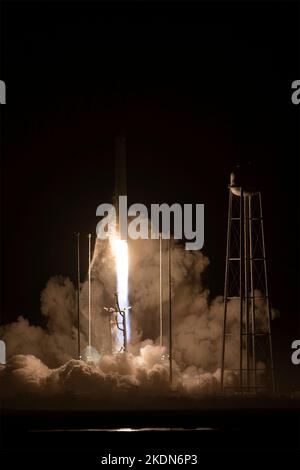 Wallops Island, Stati Uniti d'America. 07 Novembre 2022. Il razzo Northrop Grumman Antares che trasporta la navicella spaziale Cygnus senza equipaggio si lancia in un lancio pre-alba dal Mid-Atlantic Regional Spaceport Pad-0A presso la NASA Wallops Flight Facility, 7 novembre 2022 a Wallops Island, Virginia, USA. Il lancio è la missione di rifornimento merci senza equipaggio 18th di Northrop Grumman alla Stazione spaziale Internazionale. Credit: Terry Zaperach/NASA/Alamy Live News Foto Stock