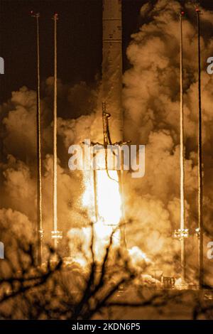 Wallops Island, Stati Uniti d'America. 07 Novembre 2022. Il razzo Northrop Grumman Antares che trasporta la navicella spaziale Cygnus senza equipaggio si lancia in un lancio pre-alba dal Mid-Atlantic Regional Spaceport Pad-0A presso la NASA Wallops Flight Facility, 7 novembre 2022 a Wallops Island, Virginia, USA. Il lancio è la missione di rifornimento merci senza equipaggio 18th di Northrop Grumman alla Stazione spaziale Internazionale. Credit: Terry Zaperach/NASA/Alamy Live News Foto Stock