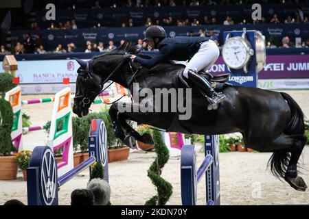 124th edizione di Fieracavalli, Verona, Italia, 06 novembre 2022, Edouard Schmitz (cavallo: Quno) durante la Coppa del mondo di Longines FEI Jumping 2022 - Internat Foto Stock