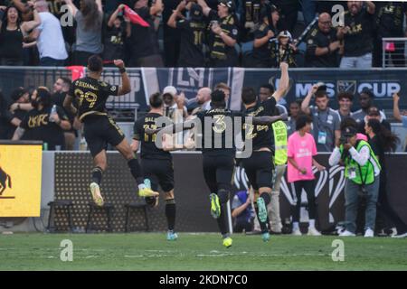 Il Los Angeles FC festeggia un gol durante la partita della MLS Cup contro la Philadelphia Union, sabato 5 novembre 2022, al Banc of California Stadium Foto Stock