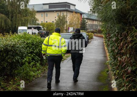 Harmondsworth, Regno Unito. 5th Novembre 2022. Il personale di cura e custodia Mitie arriva all'Heathrow Immigration Removal Centre il giorno di un disturbo all'interno dell'ala Harmondsworth che ha seguito una sostanziale interruzione dell'energia elettrica. Secondo i rapporti, un gruppo di detenuti ha lasciato le loro stanze nelle prime ore del mattino ed è entrato in un cortile armato di armi. Nessuno è stato ferito durante il disturbo al centro di detenzione gestito da Mitie. La polizia, compresi la polizia antisommossa, i vigili del fuoco e i servizi carcerari sono stati assistiti. Alcuni detenuti sono stati delocalizzati. Credit: Notizie dal vivo di Mark Kerrison/Alamy Foto Stock