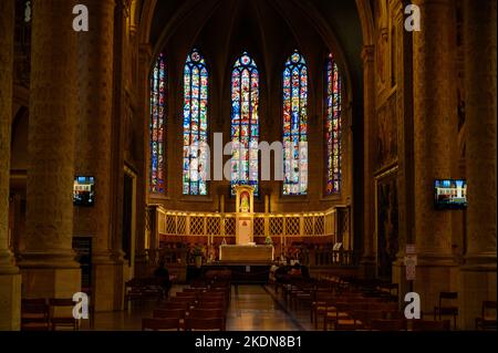 L'altare centrale e le vetrate sopra di esso nella Notre-Dame de Luxembourg (Cattedrale di Notre-Dame in Lussemburgo). Foto Stock