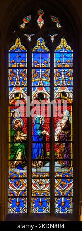 Vetrata raffigurante la Presentazione del Signore al Tempio. Notre-Dame de Luxembourg (Cattedrale di Notre-Dame in Lussemburgo). Foto Stock