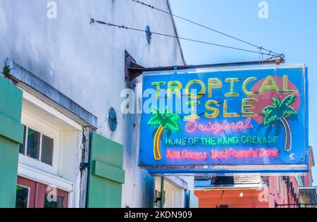 NEW ORLEANS, LA, USA - 3 APRILE 2022: Segnale al neon sul bar Tropical Isle su Bourbon Street nel quartiere francese Foto Stock