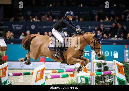 124th edizione di Fieracavalli, Verona, Italia, 06 novembre 2022, Petronella Andersson (cavallo: Castres van de Begijnakker Z) durante 2022 Longines FEI Foto Stock