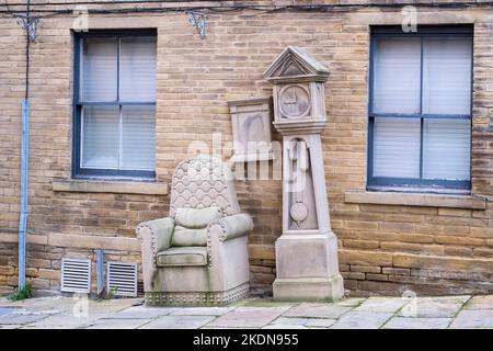 Il nonno di orologio e sedia, scultura da Timothy otturatore, in Chapel Street, Little Germania, Bradford, West Yorkshire, Inghilterra, Regno Unito. Foto Stock