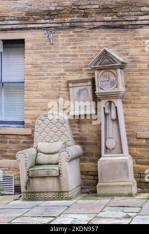 Il nonno di orologio e sedia, scultura da Timothy otturatore, in Chapel Street, Little Germania, Bradford, West Yorkshire, Inghilterra, Regno Unito. Foto Stock