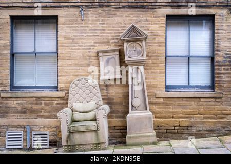 Il nonno di orologio e sedia, scultura da Timothy otturatore, in Chapel Street, Little Germania, Bradford, West Yorkshire, Inghilterra, Regno Unito. Foto Stock