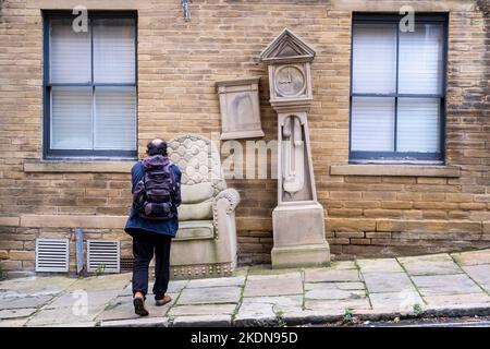 Il nonno di orologio e sedia, scultura da Timothy otturatore, in Chapel Street, Little Germania, Bradford, West Yorkshire, Inghilterra, Regno Unito. Foto Stock