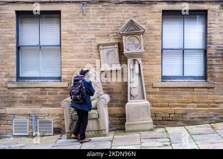 Il nonno di orologio e sedia, scultura da Timothy otturatore, in Chapel Street, Little Germania, Bradford, West Yorkshire, Inghilterra, Regno Unito. Foto Stock