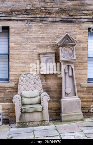 Il nonno di orologio e sedia, scultura da Timothy otturatore, in Chapel Street, Little Germania, Bradford, West Yorkshire, Inghilterra, Regno Unito. Foto Stock