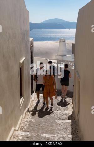 Oia, Santorini, Grecia. 2022. I turisti esplorano una delle tante stradine del centro storico di Oia a Santoorini. Foto Stock