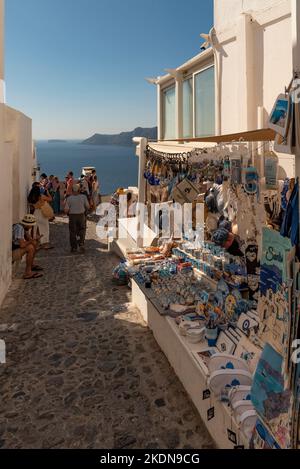 Oia, Santorini, Grecia. 2022. Villeggianti e un negozio di souvenir nel centro della città di Oia, Santorini. Foto Stock