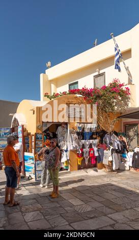Oia, Santorini, Grecia. 2022. Villeggianti e un negozio di souvenir nel centro della città di Oia, Santorini. Foto Stock