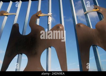 Sculture cormorane su recinzione, Morecambe Bay e la passeggiata, Lancashire, Inghilterra, Regno Unito. Foto Stock