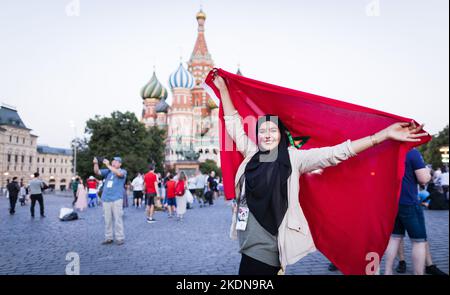 Moskau, 18.06.2018 weiblicher Marokko Fan auf dem Roten Platz vor der Basilius Kathedrale Copyright (nur für journalistische Zwecke) by: Moritz Müll Foto Stock