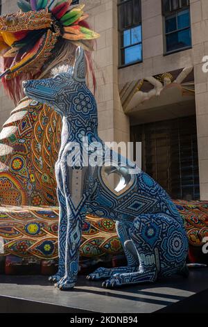 La settimana del Messico si celebra a Rockefeller con le opere d'arte di Menchaca Studio, New York City, USA 2022 Foto Stock