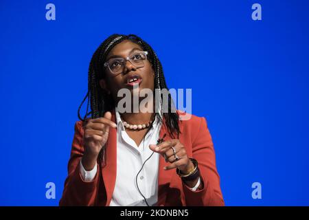 Kemi Badenoch (Segretario di Stato per il Commercio Internazionale e Presidente del Consiglio di Commercio), in conversazione il giorno 2, fotografato durante la Conferenza autunnale del Partito conservatore tenutasi presso il Centro Congressi Internazionale di Birmingham lunedì 3 ottobre 2022 . Foto di Julie Edwards. Foto Stock