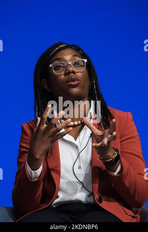 Kemi Badenoch (Segretario di Stato per il Commercio Internazionale e Presidente del Consiglio di Commercio), in conversazione il giorno 2, fotografato durante la Conferenza autunnale del Partito conservatore tenutasi presso il Centro Congressi Internazionale di Birmingham lunedì 3 ottobre 2022 . Foto di Julie Edwards. Foto Stock