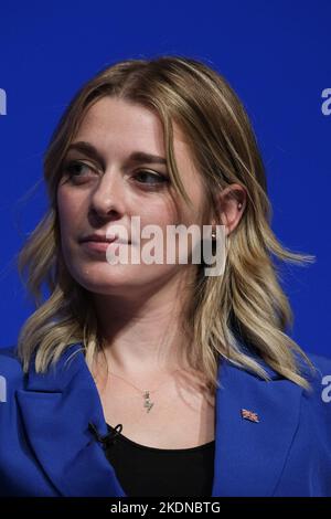 Dehenna Davison, (Sottosegretario di Stato del Parlamento britannico presso il Dipartimento per il livellamento, l'alloggio e le comunità), ha fotografato durante la Conferenza autunnale del Partito conservatore tenutasi presso l'International Convention Centre di Birmingham martedì 4 ottobre 2022 . Foto di Julie Edwards. Foto Stock