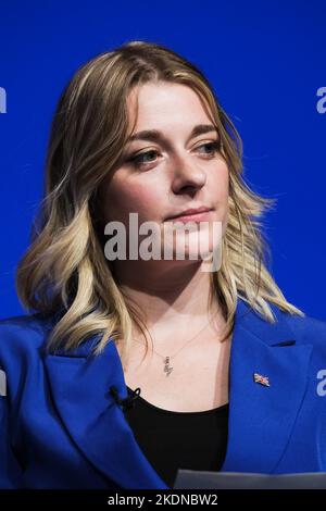 Dehenna Davison, (Sottosegretario di Stato del Parlamento britannico presso il Dipartimento per il livellamento, l'alloggio e le comunità), ha fotografato durante la Conferenza autunnale del Partito conservatore tenutasi presso l'International Convention Centre di Birmingham martedì 4 ottobre 2022 . Foto di Julie Edwards. Foto Stock