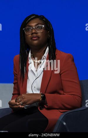 Kemi Badenoch (Segretario di Stato per il Commercio Internazionale e Presidente del Consiglio di Commercio), in conversazione il giorno 2, fotografato durante la Conferenza autunnale del Partito conservatore tenutasi presso il Centro Congressi Internazionale di Birmingham lunedì 3 ottobre 2022 . Foto di Julie Edwards. Foto Stock