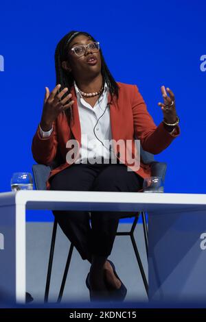 Kemi Badenoch (Segretario di Stato per il Commercio Internazionale e Presidente del Consiglio di Commercio), in conversazione il giorno 2, fotografato durante la Conferenza autunnale del Partito conservatore tenutasi presso il Centro Congressi Internazionale di Birmingham lunedì 3 ottobre 2022 . Foto di Julie Edwards. Foto Stock