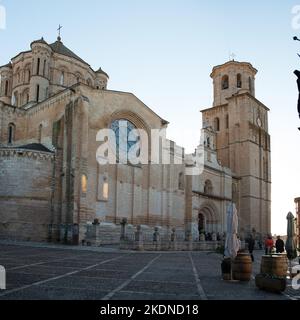 Toro, Zamora; 10302022: Bella chiesa romanica Collegiata Foto Stock