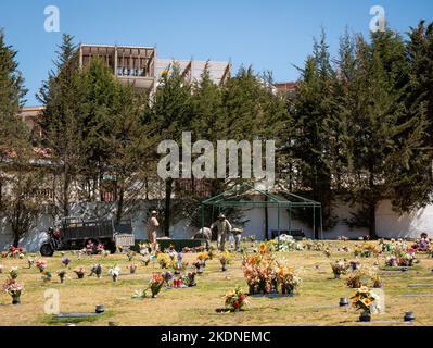 La Paz, Bolivia - 14 agosto 2022: Uomini che lavorano nel giardino del cimitero e nello spazio di tomba del defunto Foto Stock