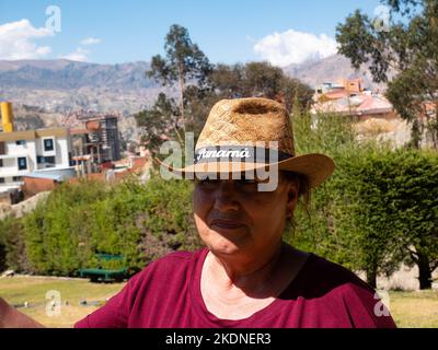 La Paz, Bolivia - 14 agosto 2022: La donna boliviana indossa il cappello di paglia per coprirsi dal sole Foto Stock