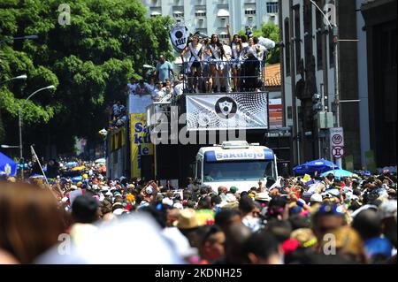 Folla di persone che festeggia alla sfilata di carnevale brasiliana di strada. Panoramica dei festaioli del carnevale che si riuniscono al bloco Cordão do Bola Preta Foto Stock