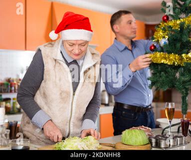 Donna anziana che cucinava la cena di natale Foto Stock