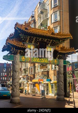 Cancello di stile Cinese situato a Chinatown dell'Aia Foto Stock