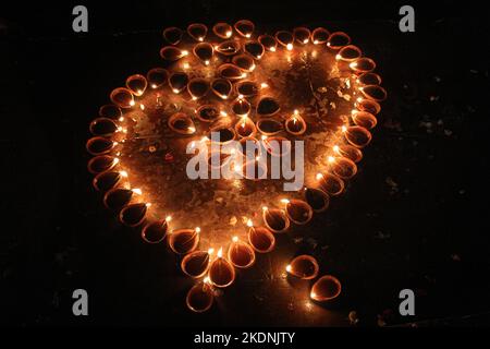 Kolkata, Bengala Occidentale, India. 7th Nov 2022. La gente di Kolkata sta celebrando Dev Deepawali al fiume Ganga. Dev Deepavali è il festival di Kartik Poornima celebrato a Varanasi. Cade sulla luna piena del mese indù di Kartika e si svolge quindici giorni dopo Diwali. (Credit Image: © Snehasish Bodhak/Pacific Press via ZUMA Press Wire) Foto Stock