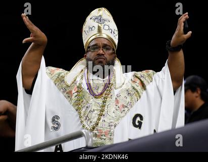 New Orleans, Stati Uniti. 07th Nov 2022. Un fan dei New Orleans Saints si posa per una foto durante una partita della National Football League al Caesars Superdome di New Orleans, Louisiana, lunedì 7 novembre 2022. (Foto di Peter G. Forest/Sipa USA) Credit: Sipa USA/Alamy Live News Foto Stock