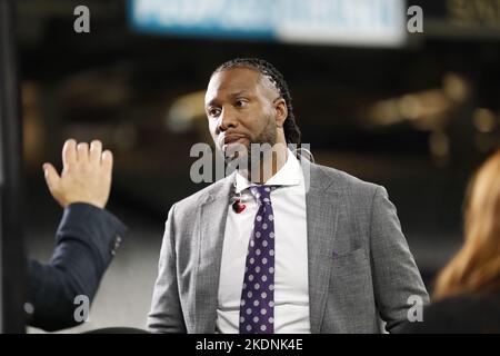 New Orleans, Stati Uniti. 07th Nov 2022. Larry Fitzgerald, analista del calcio di ESPN Monday Night, parla con un collega durante una partita della National Football League al Caesars Superdome di New Orleans, Louisiana, lunedì 7 novembre 2022. (Foto di Peter G. Forest/Sipa USA) Credit: Sipa USA/Alamy Live News Foto Stock