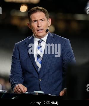 New Orleans, Stati Uniti. 07th Nov 2022. ESPN Monday Night Football Analyst Steve Young parla con un collega durante una partita della National Football League al Caesars Superdome di New Orleans, Louisiana, lunedì 7 novembre 2022. (Foto di Peter G. Forest/Sipa USA) Credit: Sipa USA/Alamy Live News Foto Stock