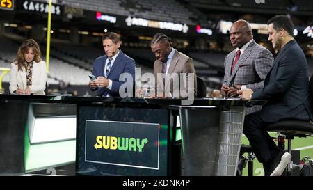 New Orleans, Stati Uniti. 07th Nov 2022. La squadra di calcio del conto alla rovescia ESPN Monday Night Football lavora durante una partita della National Football League al Caesars Superdome di New Orleans, Louisiana, lunedì 7 novembre 2022. (Foto di Peter G. Forest/Sipa USA) Credit: Sipa USA/Alamy Live News Foto Stock