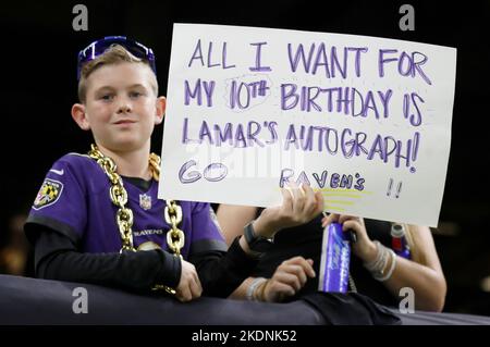 New Orleans, Stati Uniti. 07th Nov 2022. Un fan dei Baltimore Ravens vorrebbe ricevere un desiderio durante una partita della National Football League al Caesars Superdome di New Orleans, Louisiana, lunedì 7 novembre 2022. (Foto di Peter G. Forest/Sipa USA) Credit: Sipa USA/Alamy Live News Foto Stock