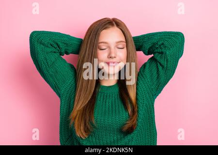 Primo piano foto di calma affascinante bella donna mani tenere testa sognante chiuso occhi dormire pausa inverno maglione isolato di colore rosa Foto Stock